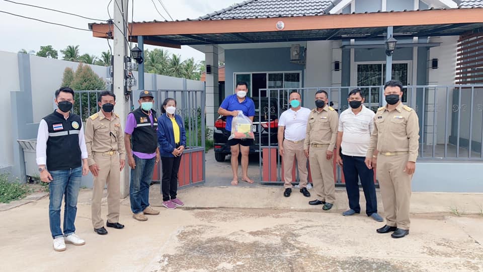ออกเยี่ยมให้กำลังใจและมอบถุงยังชีพให้แก่ผู้ที่กักตัว ตามคำสั่งสาธารณสุขจังหวัดชุมพร ในพื้นที่ ต.บางหมาก